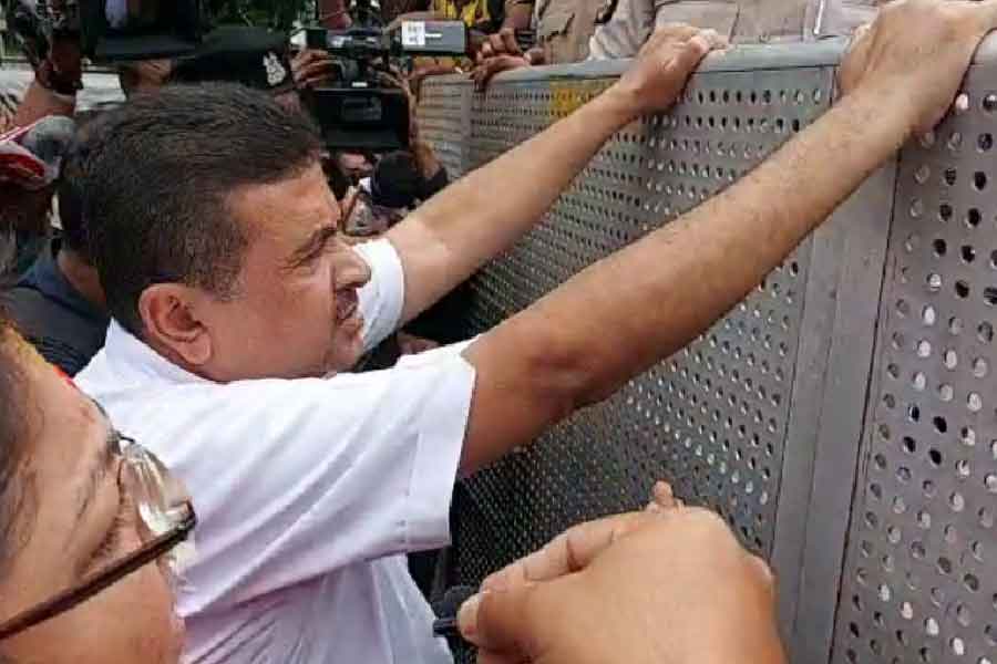 সরাসরি: শুভেন্দুকে আটক করে নিয়ে যাওয়া হল লালবাজারে, সঙ্গে আটক রাহুল এবং লকেটও