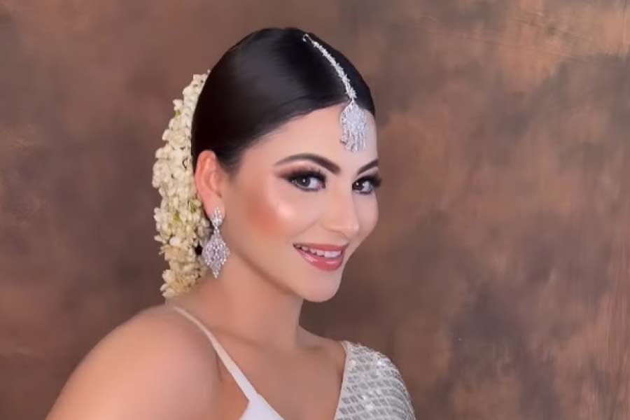 এর পর কারও নাম না করে ভারতীয় ক্রিকেট দলের ব্যাটার নেটমাধ্যমে লেখেন, ‘যা আপনার নিয়ন্ত্রণে নেই, তা নিয়ে ভাববেন না।’ এর পরই বিষয়টিতে ধীরে ধীরে মাঠা পড়তে শুরু করে।