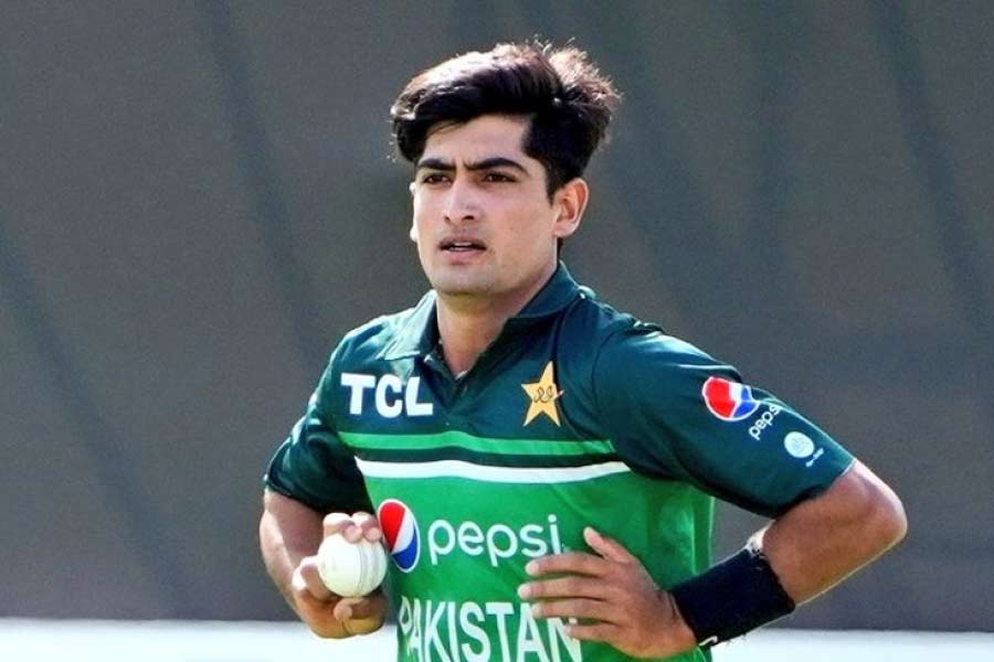 নিজের ইনস্টাগ্রাম স্টোরিতে উর্বশী যে ভিডিয়োটি প্রকাশ করেছিলেন, সেখানে দেখা যায়, গ্যালারিতে বসে রয়েছেন অভিনেত্রী। অন্য দিকে, মাঠে নাসিম। দু’জনের মুখের টুকরো টুকরো অভিব্যক্তি নিয়ে বানানো হয় ভিডিয়োটি। নেপথ্যে ব্যবহার করা হয় পাকিস্তানের জনপ্রিয় গায়ক আতিফ আসলামের একটি গান। উর্বশীর সেই ভিডিয়ো নাসিম শাহের ফ্যান পেজ থেকেও প্রকাশ করা হয়েছিল। পাকিস্তানের বোলারের সঙ্গে ভিডিয়ো প্রকাশ করায় সমালোচনার মুখে পড়েন বলি অভিনেত্রী।