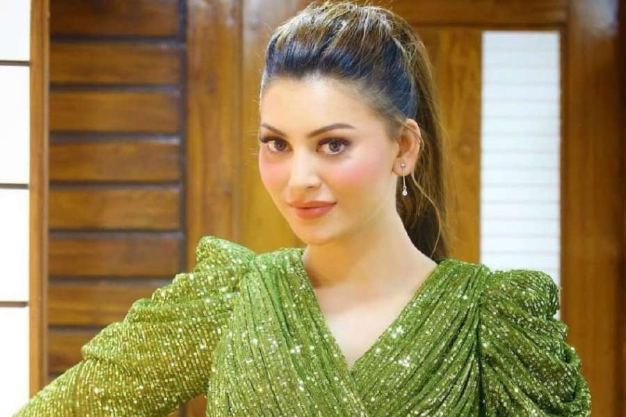 এই সব ঘটনার অনেক আগে আরও এক বার এক ভারতীয় ক্রিকেটারের সঙ্গে নাম জড়িয়েছিল উর্বশীর। উর্বশী-হার্দিকের সম্পর্ক নিয়ে গুঞ্জন সব থেকে বেশি জোরালো হয়েছিল। তবে পরে নাকি এই ‘সম্পর্ক’ ভেঙে যায়। ‘প্রেম’ ভাঙার পর  ইউটিউবে একটি ভিডিয়োও আপলোড হয়েছিল, যা পরে ভাইরাল হয়।