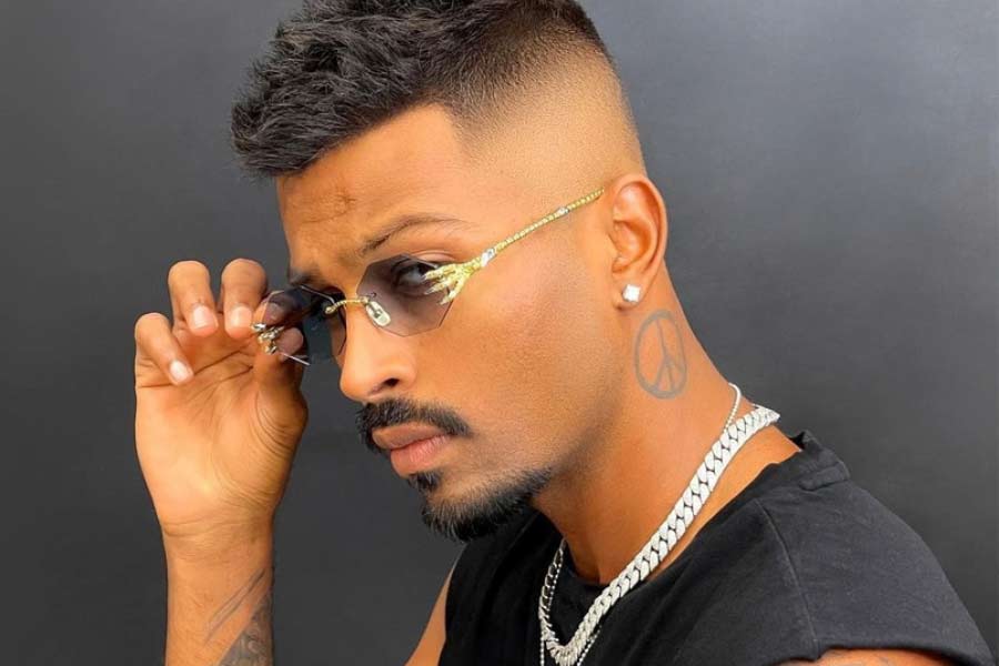 ইউটিউবে আপলোড করা ভিডিয়োতে লেখা ছিল, প্রাক্তন প্রেমিক হার্দিকের থেকে সাহায্য চেয়েছেন উর্বশী। গোটা বিষয়টি নিয়ে হার্দিক চুপ থাকলেও ক্ষোভপ্রকাশ করেছিলেন অভিনেত্রী ।