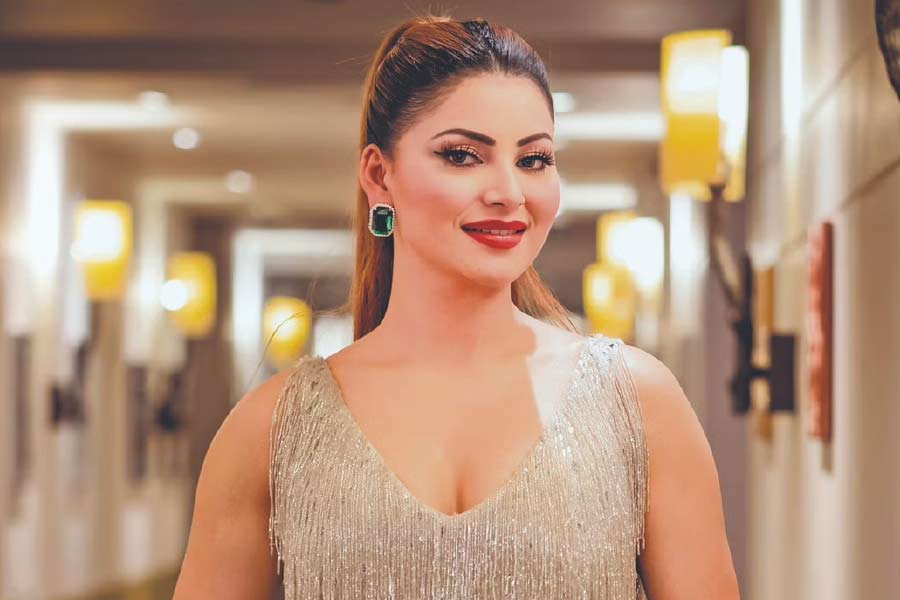 ভাইরাল এই ভিডিয়ো নিয়ে উর্বশী বলেন, তাঁর সঙ্গে হার্দিকের কোনও সম্পর্কই কোনও দিন ছিল না। আর এই ধরনের খবরের ফলে তাঁকে সমস্যার মুখে পড়তে হচ্ছে বলেও তিনি জানিয়েছিলেন।