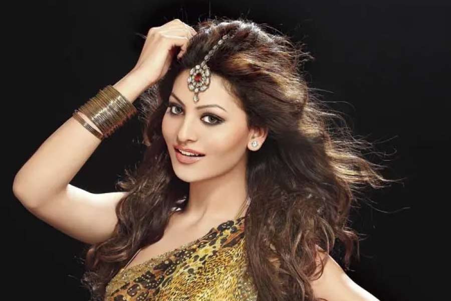 এই পোস্টে উর্বশী লিখেছিলেন, ‘‘তোমাদের দু’জনের সম্পর্ক আজীবন এমন আনন্দ ও ভালবাসায় ভরে থাকুক। সুন্দর জীবন ও অশেষ প্রেমের শুভেচ্ছা রইল দু’জনের জন্য।’’