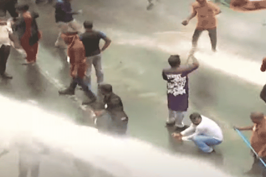 সরাসরি: রণক্ষেত্র সাঁতরাগাছি,  ইটবৃষ্টির সঙ্গে বোমা ছোড়ার অভিযোগ, পাল্টা জলকামান-কাঁদানে গ্যাস