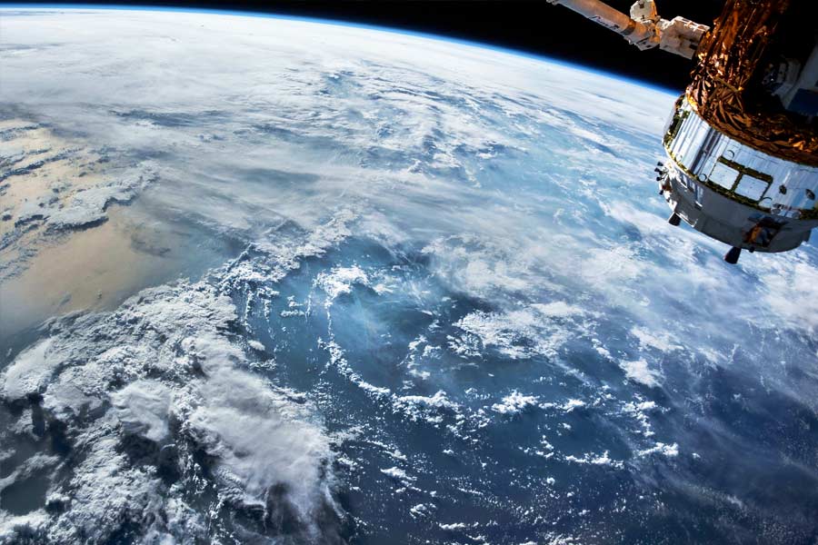 মহাকাশে নয়, বরং মহাকাশযানের ‘শ্মশান’ রয়েছে পৃথিবীর বুকেই। স্থলভাগ থেকে সম্পূর্ণ বিচ্ছিন্ন এই জায়গায় রয়েছে গভীর সমুদ্র। ঠিকানাহীন এই জায়গাটির নাম ‘পয়েন্ট নিমো’। কোনও দেশের অংশ না হওয়ায় এখানে কোনও আইনের প্রচলনও নেই। যেন ঠিক ‘শিব ঠাকুরের আপন দেশ’!