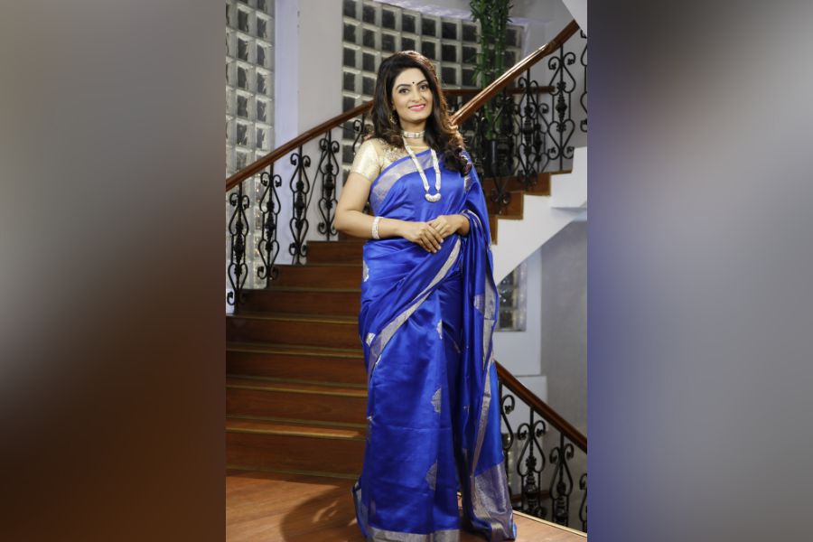 এছাড়াও মৃগনয়নীতে অক্সিডাইজড সিলভার গয়না, এমপি সরকারের বিভিন্ন ট্রাইবাল ও মুক্তর  গয়না সহ রকমারি কানের দুল, গলার হার এবং চুড়ি পাওয়া যায়।  