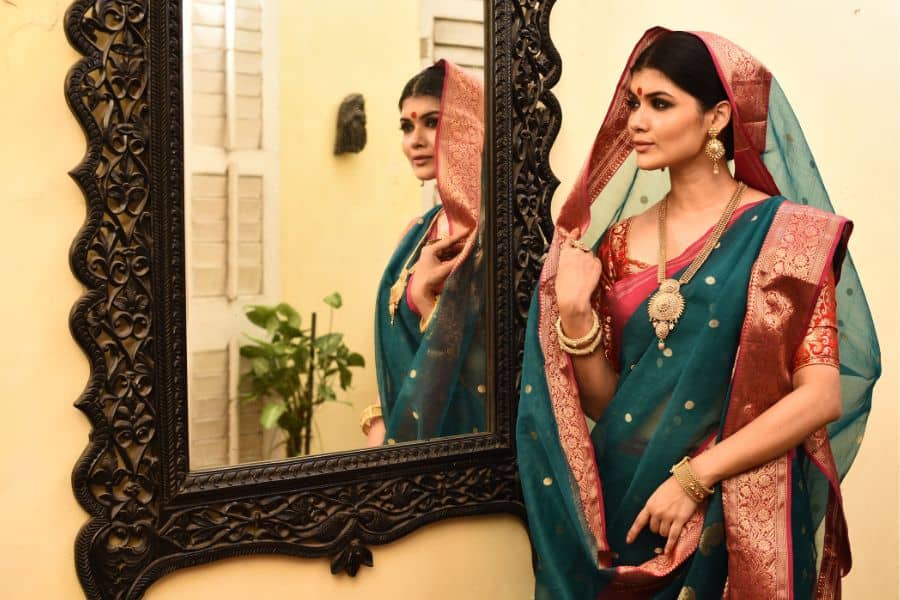 তা হলে আর দেরি কেন? আপনার শারদ সাজের একমাত্র গন্তব্য মৃগনয়নী দক্ষিণাপণ এবং অবন্তী উত্তরাপণ। আজই আসুন।