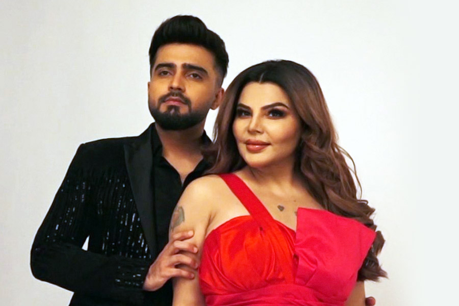 রাখি সবন্ত মানেই নতুন খোরাক। রাখি সবন্ত মানেই বিস্ফোরক মন্তব্য। ক্যামেরার লেন্সের সামনে ধরা দিলে নতুন চমক নিয়ে আসেন তিনি। সম্প্রতি এই অভিনেত্রীকে তাঁর নতুন প্রেমিক অদিল খান দুর্রানীর সঙ্গে সর্বত্র দেখা যাচ্ছে। খুনসুটি থেকে প্রেম— সম্পর্কের রসায়ন ধরা পড়ছে ক্যামেরার সামনে।