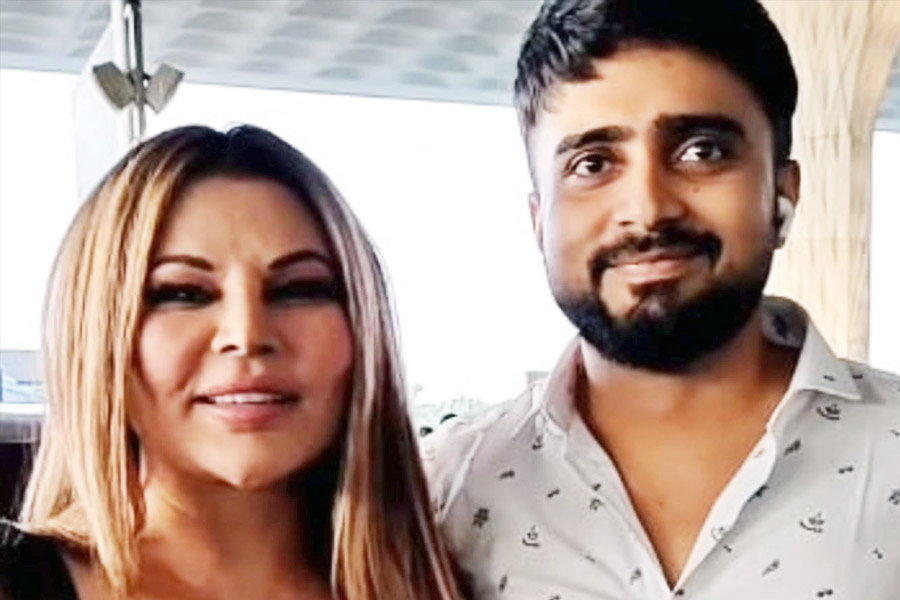 এক সাক্ষাৎকারে তিনি জানিয়েছেন, ‘বিগ বস’-এ গেলে তিনি ‘ভাইজান’-এর কাছে অনুরোধ করবেন যে তিনি যেন রাখির সঙ্গে অদিলের বিয়ে দেন। ‘বিগ বস’-এর নতুন ঝলক নিয়েও হাজির হয়েছেন সলমন খান। এখনও পর্যন্ত জানা যায়নি প্রতিযোগীদের নাম। তবে, রাখি-অদিল জুটিকে কি সত্যিই দেখা যাবে এ বার?