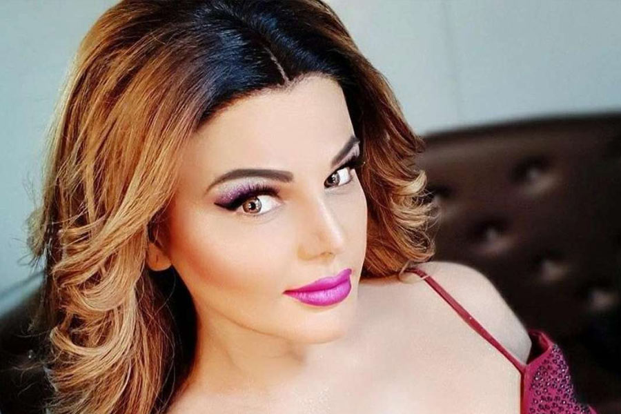 তিনি নাকি চিকিৎসাবিদ্যা নিয়ে পড়াশোনাও করেছেন। কানাডা থেকে এমবিবিএস ডিগ্রি অর্জন করে ভারতে ফিরেছেন রাখি, এমনটাই জানিয়েছিলেন ‘বিগ বস’-এর অনুষ্ঠানে।