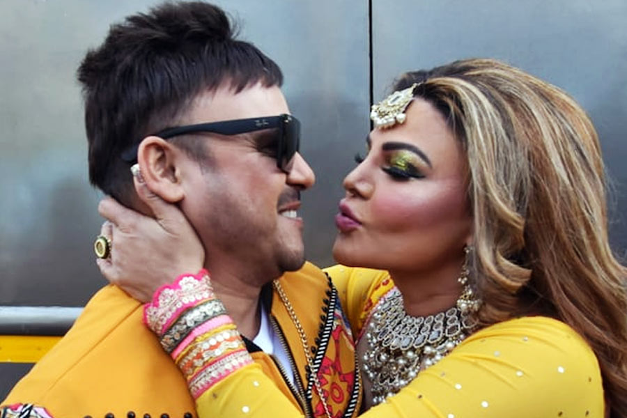 অভিনেত্রী ‘বিগ বস’-এর ঘর মাতিয়ে রেখেছিলেন ১৫তম সিজনেও। তখন তাঁর সঙ্গী ছিল অন্য কেউ। যে শো’য়ে তিনি তাঁর বর্তমান প্রেমিকের সঙ্গে যেতে চাইছেন, ২০২১ সালে সেই অনুষ্ঠানেই রীতেশ সিংহের হাত ধরে প্রবেশ করেছিলেন রাখি।