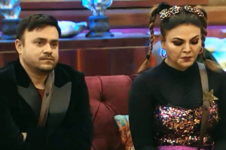 রীতেশের সঙ্গে বিয়ে করেছিলেন তিনি। কিন্তু পরবর্তী কালে অভিনেত্রী জানতে পারেন, রীতেশ তাঁকে ঠকিয়েছেন। রাখিকে বিয়ে করার সময় বিবাহিত ছিলেন রীতেশ। জানার পর রাখি-রীতেশের বিবাহবিচ্ছেদ হয়।