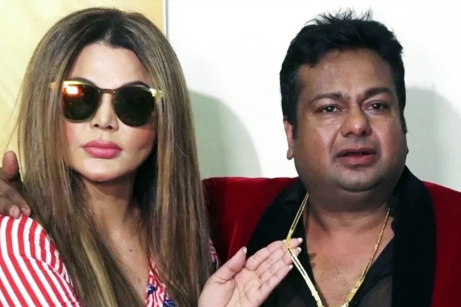 দীপক কালাল যখন প্রচারের তুঙ্গে, তখনই তাঁর সঙ্গে সম্পর্কে জড়ান রাখি। নেটমাধ্যমে একসঙ্গে প্রচুর ছবি, ভিডিয়ো তুলে পোস্টও করেছিলেন তাঁরা।