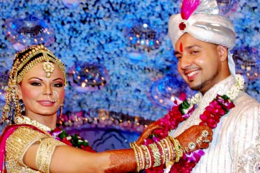  কিন্তু পরবর্তী কালে রাখি জানান, ইলেশ রাখিকে বিয়ের পর নিজের কাজ ছেড়ে তাঁর সঙ্গে কানাডায় গিয়ে থাকার প্রস্তাব দেন। এই প্রস্তাবে রাখি রাজি না হওয়ায় তাঁদের সম্পর্কে ছেদ পড়ে।