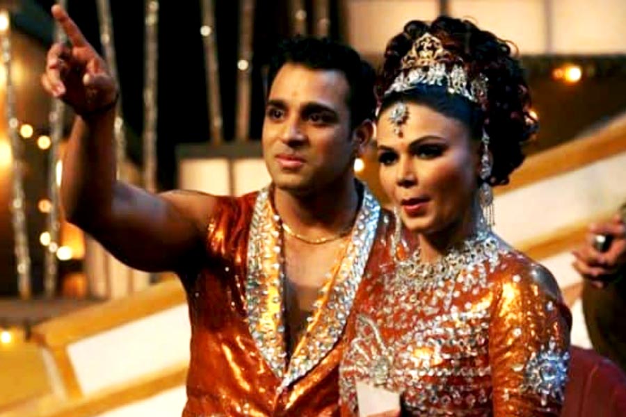 ইলেশের সঙ্গে বিচ্ছেদের পর রাখি তাঁর ডান্স কোরিয়োগ্রাফার অভিষেক অবস্তির সঙ্গে সম্পর্কে জড়ান। কিন্তু ভ্যালেন্টাইন্স ডে-র দিনে তাঁদের সম্পর্কের তিক্ততা প্রকাশ্যে আসে।