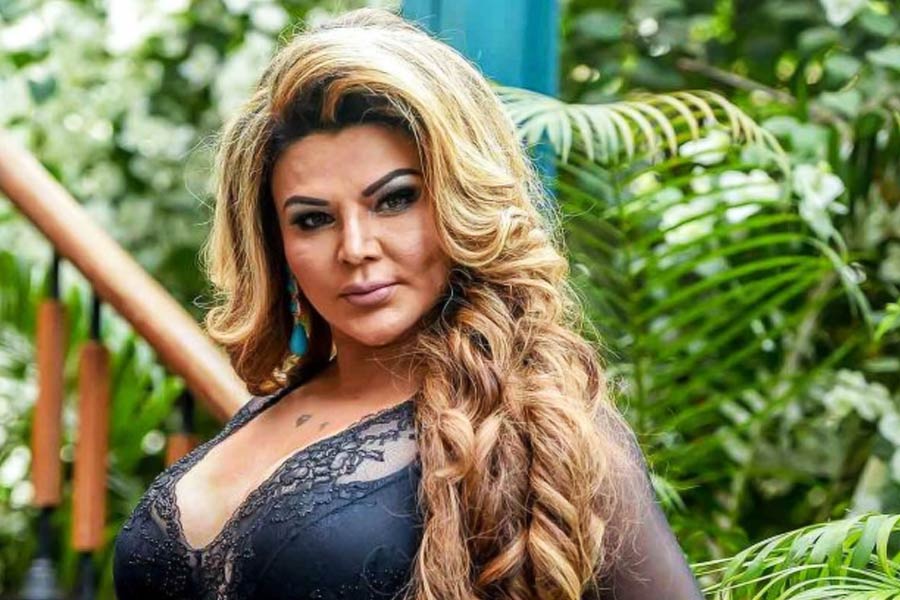 ভালবাসা উদ্‌যাপনের দিনেই অভিষেকের গালে চড় মারেন অভিনেত্রী। রাখি জানতে পারেন, অভিষেক তাঁর সঙ্গে বিশ্বাসঘাতকতা করেছেন। বলিপাড়ার অধিকাংশের দাবি, শিরোনামে থাকতেই রাখি নিজের নাম বার বার অন্য পুরুষের সঙ্গে জড়ান। রাখির জীবনে ঘন ঘন সঙ্গীবদলই প্রশ্ন তৈরি করছে তাঁর অনুরাগীদের মনে।