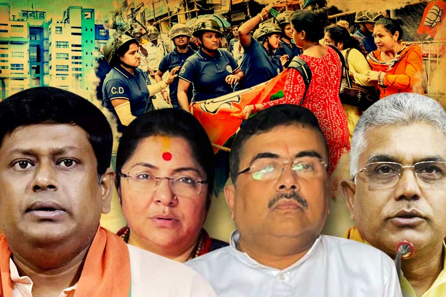 মঙ্গলবার সকাল থেকে বিজেপির নবান্ন অভিযান ঘিরে টানটান উত্তেজনা। শহরে কড়া পুলিশি নিরাপত্তা। তাতে পিছপা হয়নি বিজেপি কর্মীরা। বেলা যত গড়িয়েছে, দুই পক্ষের সংঘর্ষ তত বেড়েছে। আটক হয়েছেন বিজেপির শীর্ষ নেতারা। উত্তেজনা তুঙ্গে থাকতেই বিজেপি সাংসদ দিলীপ ঘোষ পুলিশের বিরুদ্ধে ক্ষোভপ্রকাশ করে নবান্ন অভিযানে ইতি বলে জানান। ঘড়িতে তখন দুপুর ২টো ৪০ মিনিট।