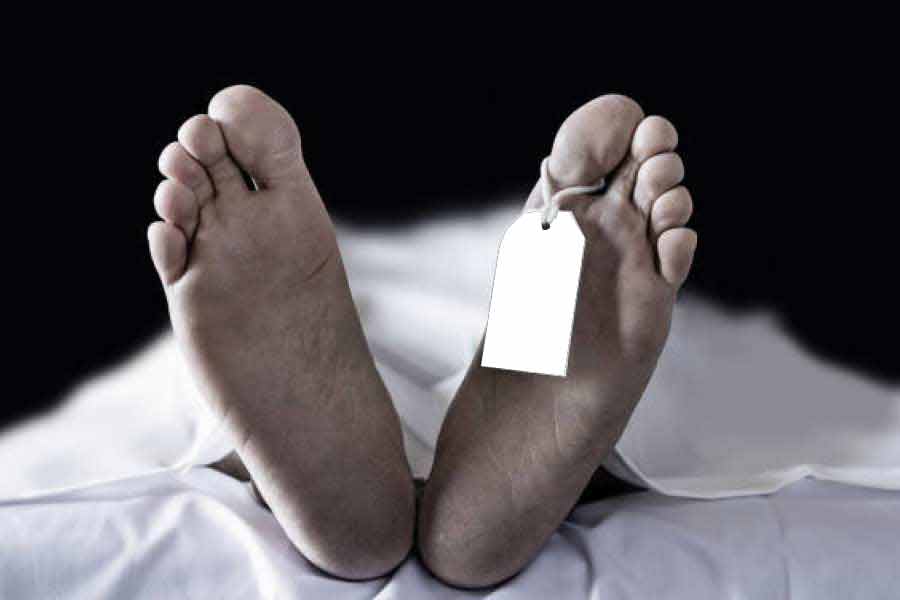 কোনও ক্রমে ক্যাঙারুটিকে সরিয়ে প্রৌঢ়কে উদ্ধার করা হয়। নিয়ে যাওয়া হয় হাসপাতালে। কিন্তু তত ক্ষণে সব শেষ। 