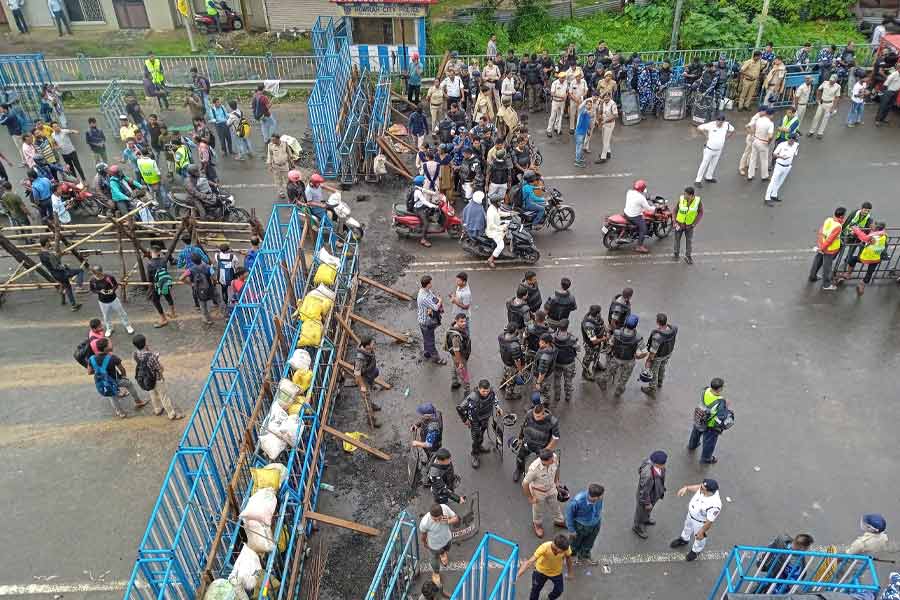 কলকাতায় জারি ছিল কড়া নিরাপত্তা। সাঁতরাগাছির কাছে কোনা এক্সপ্রেসওয়েতে পুলিশি তৎপরতা ছিল চোখে পড়ার মতো। সেখানে রাস্তা খুঁড়ে লোহার বিম ঝালাই করে ব্যারিকেড দেওয়া হয়েছিল। 