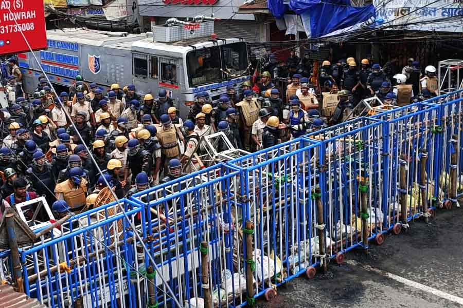 শহরের বিভিন্ন জায়গায় নিরাপত্তা খতিয়ে দেখার দায়িত্বে ছিলেন দু’জন করে অতিরিক্ত পুলিশ কমিশনার। ১৮ জন ডিসি পদমর্যাদার আধিকারিকও নজরদারি চালিয়েছেন। গোটা নিরাপত্তা পরিস্থিতি নজরে রেখেছেন বিশেষ কমিশনার দময়ন্তী সেন। 