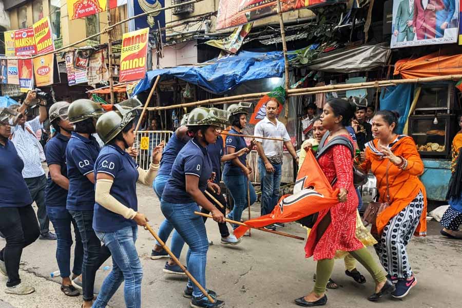দ্বিতীয় হুগলি সেতু-সহ শহরের বিভিন্ন রাস্তায় যান চলাচল নিয়ন্ত্রণ করা হয়েছে। বিজেপির অভিযান শেষ না হওয়া পর্যন্ত স্ট্র্যান্ড রোডেও যান চলাচল নিয়ন্ত্রণ করা হয়। এ সবের জেরে ভোগান্তি বেড়েছে সাধারণ মানুষের। 