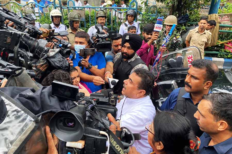 কড়া নিরাপত্তার পরেও সংঘর্ষ ঠেকানো যায়নি। বিজেপি বিধায়ক শুভেন্দু অধিকারীর গড় কাঁথি স্টেশনে ব্যারিকেড ভেঙে ট্রেনে উঠে পড়েন বিজেপি কর্মীরা। 