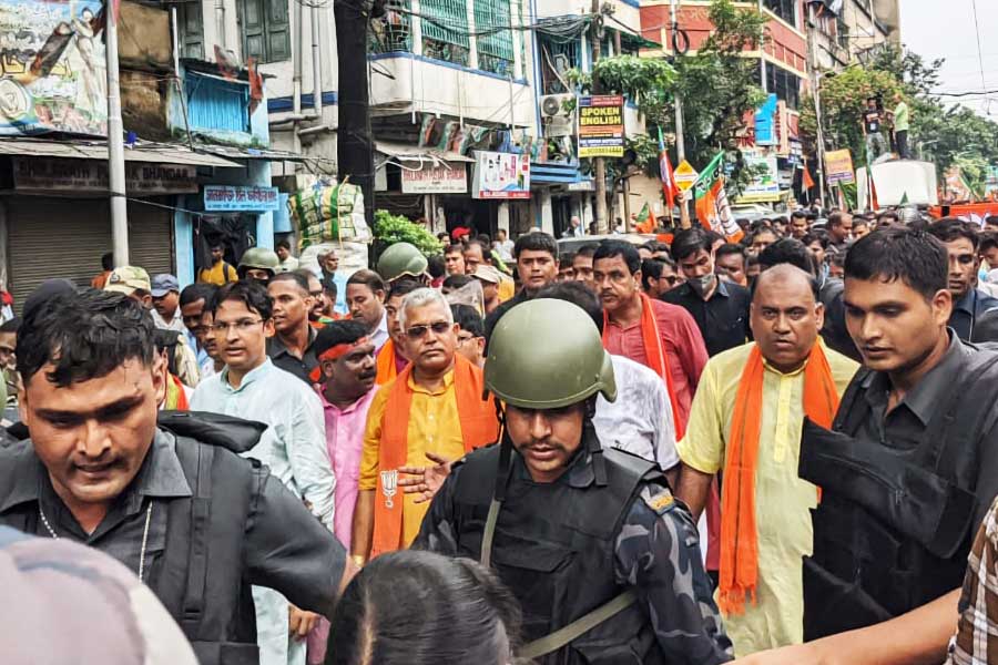 বিজেপি সাংসদ দিলীপ ঘোষ স্পষ্টই বলেন, ‘‘পশ্চিমবঙ্গে এত পুলিশ এল কোথা থেকে? কয়লার গাড়ি, গরুর গাড়ি গেলে পুলিশ দেখা যায় না। পাড়ায় বোম পড়লে থানায় ফোন করলে বলে ফোর্স নেই। আজ এত পুলিশ কি বিহার, ঝাড়খণ্ড থেকে এল?’’ তিনি এ-ও জানিয়ে দেন, বাধা এলে রাস্তায় বসে ধর্না দেবেন তাঁরা। 