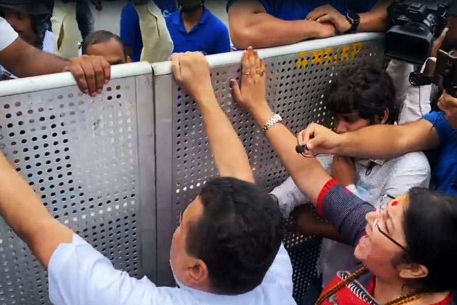 মঙ্গলবার শুভেন্দু অধিকারীকে মিছিল শুরু করার আগেই আটক করা হয়। সাঁতরাগাছিতে দ্বিতীয় হুগলি সেতুর কাছে আটক করা হয় শুভেন্দু অধিকারী, লকেট চট্টোপাধ্যায়, রাহুল সিন্‌হাকে। এর পরেই শুভেন্দুকে প্রিজন ভ্যানে তুলে লালবাজার নিয়ে যাওয়া হয়। 