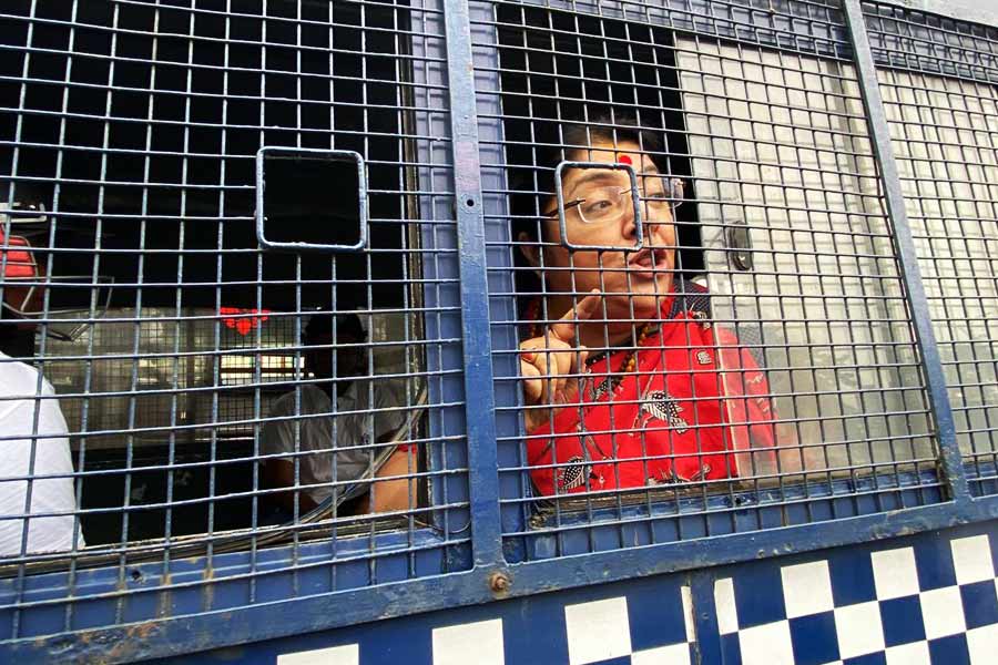 এর পর যে মিছিলের নেতৃত্ব দেওয়ার কথা ছিল শুভেন্দুর, তা এগিয়ে নিয়ে যান বিজেপি সাংসদ সৌমিত্র খাঁ। মঙ্গলবার শুভেন্দুর আর দলীয় কর্মসূচিতে যোগ দেওয়া হয়নি। 