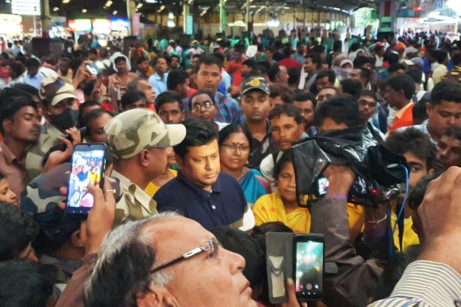 শুভেন্দুকে আটক করা নিয়ে তীব্র ক্ষোভপ্রকাশ করেন বিজেপির রাজ্য সভাপতি সুকান্ত মজুমদার। তিনি বলেন, ‘‘শুভেন্দুকে যে ভাবে আটক করা হয়েছে, তা অন্যায়।’’