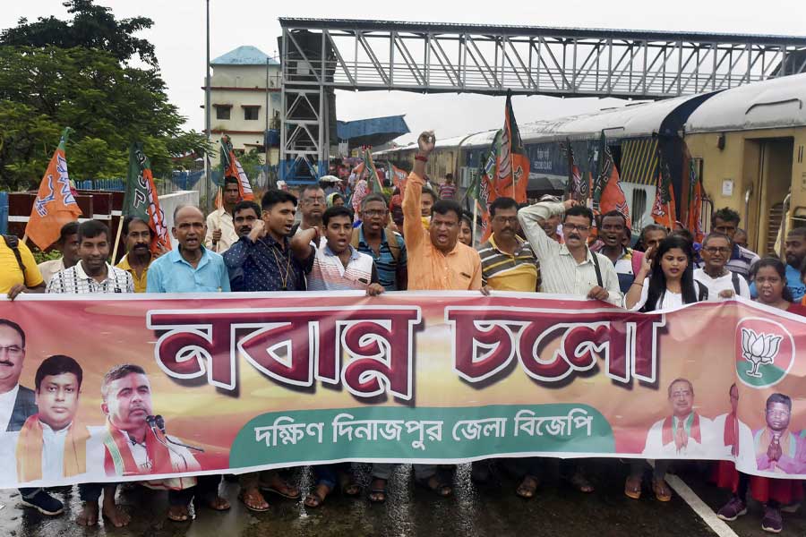 এর পর হাওড়া ময়দান থেকে মিছিল শুরু করেন সুকান্ত মজুমদার। তিনি বলেন, ‘‘গুলি খেতে তৈরি।’’