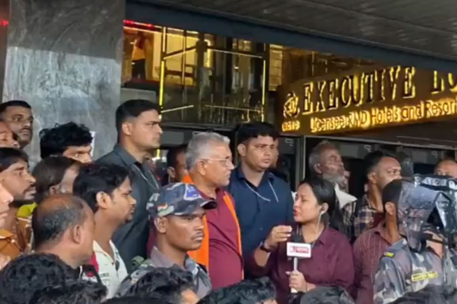 কিছু পরে বিজেপির সর্বভারতীয় সহ-সভাপতি দিলীপ ঘোষের নেতৃত্বে কলেজ স্কোয়্যার থেকে মিছিল শুরু হয়। 