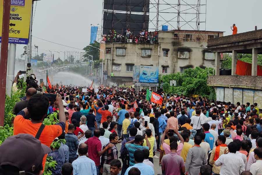এ সবের মধ্যে আবারও উত্তপ্ত হয়ে ওঠে সাঁতারাগাছি। পুলিশ আর বিজেপি কর্মী-সমর্থকদের সংঘর্ষ চরমে ওঠে। পুলিশকে লক্ষ্য করে ঢিল ছোড়ার অভিযোগ ওঠে। পাল্টা জলকামান, কাঁদানে গ্যাস ছোড়ে পুলিশ। 