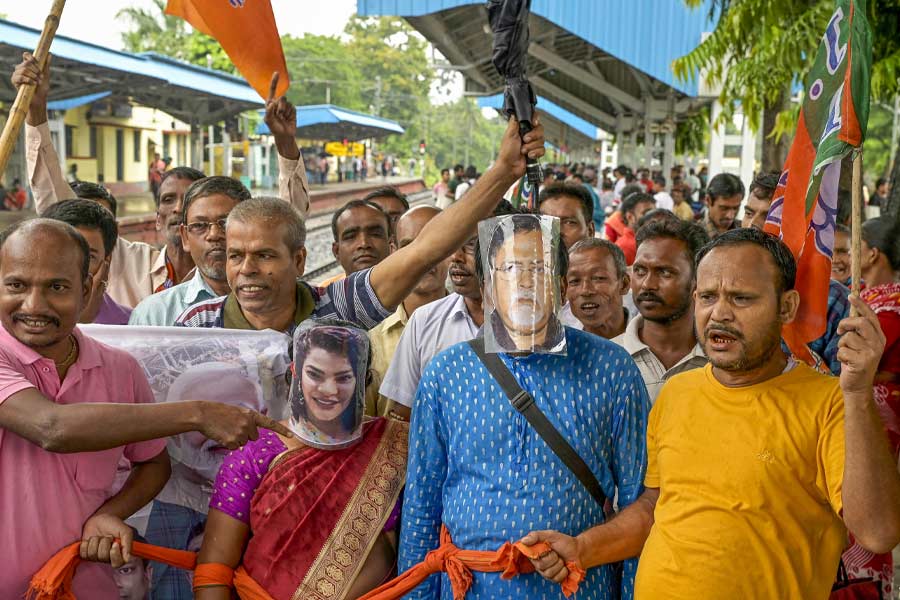 সাঁতরাগাছির আঁচ এসে পড়ে হাওড়া। সেখানেও পুলিশের সঙ্গে সংঘর্ষে জড়ায় বিজেপি নেতা-কর্মীরা। রাস্তায় বসে পড়ে বিক্ষোভ দেখান সুকান্ত মজুমদার। 
