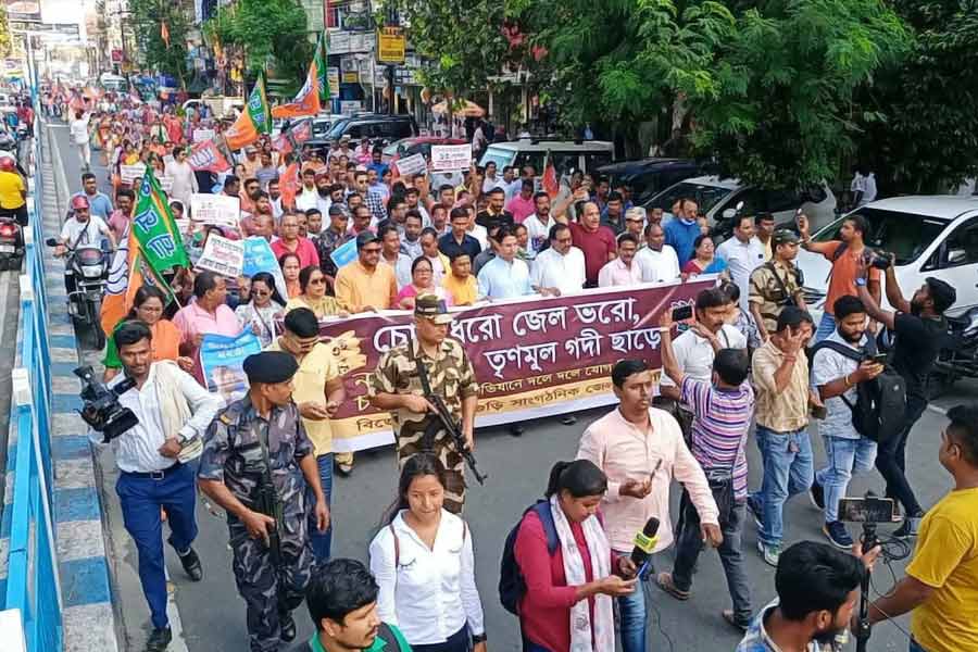 পরিবর্তিত পরিস্থিতির কারণে দিলীপ ঘোষের নেতৃত্বাধীন বিজেপি কর্মীদের মিছিল পথ বদলে এমজি রোড ধরে হাওড়া ব্রিজের দিকে এগোনোর পরিকল্পনা নেয়। হাওড়া ব্রিজে পুলিশের জলকামানের মুখে পড়ে সেই মিছিল। দিলীপের সঙ্গে ছিলেন বিজেপি সাংসদ দেবশ্রী চৌধুরী, রাজু বিস্ত। বেশ কয়েক জন আহত হন। 