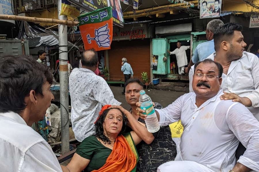 নবান্ন অভিযানে গিয়ে মাথা ফাটে বিজেপি কাউন্সিলর মীনাদেবী পুরোহিতের। বড়বাজার এলাকায় তাঁদের মিছিল আটকায় পুলিশ। বাধা অমান্য করে নবান্নের দিকে এগোতে থাকে মিছিল। তখনই শুরু হয় দুই পক্ষের টানাপড়েন। তাতে আহত হন মীনাদেবী। তাঁকে হাসপাতালে নিয়ে যাওয়া হয়েছে। 