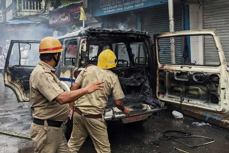 দুপুর ২টো ৪০ মিনিটে বিজেপির প্রাক্তন রাজ্য সভাপতি দিলীপ ঘোষ জানিয়ে দেন, নবান্ন অভিযান শেষ। যদিও সেই নিয়ে দলের মধ্যেই তৈরি হয় সংশয়। কারণ সুকান্ত জানিয়ে দেন, তাঁদের অবস্থান চলবে।