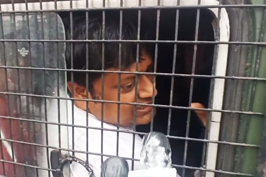 দিলীপের ঘোষণার পরেও এমজি রোডে পুলিশের গাড়িতে আগুন ধরিয়ে দেন বিজেপি কর্মীরা। আটক হন সুকান্ত।