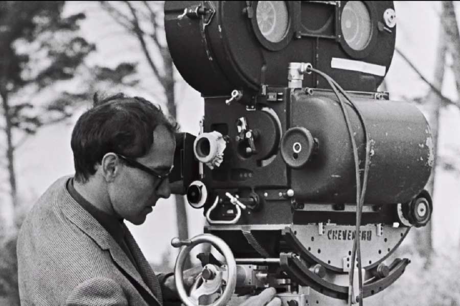 হলিউডের একাধিক ব্যাকরণ ভেঙে নতুন নিয়ম-কানুন তৈরি করেছিলেন গোদার।