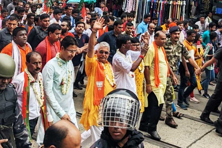 দিলীপ ঘোষ এ-ও স্পষ্ট জানিয়েছেন, বিজেপি আন্দোলন থামাবে না। তাঁর কথায়, ‘‘রাস্তা খুঁড়ে ব্যারিকেড লাগিয়েছে পুলিশ। বিজেপি কার্যকর্তারা উগ্রপন্থী নাকি? আমরা গণতান্ত্রিক শান্তিপূর্ণ আন্দোলন করতে যাচ্ছি, করব। যদি বাধা আসে রাস্তায় বসে ধর্না দেব, অবরোধ করব। আমরা মারপিট করতে আসিনি। ইচ্ছা করে পুলিশ দিয়ে তৃণমূল উত্তেজনা ছড়িয়ে বিজেপিকে বদনাম করতে চেষ্টা করছে। সেটা আমরা করতে দেব না।’’