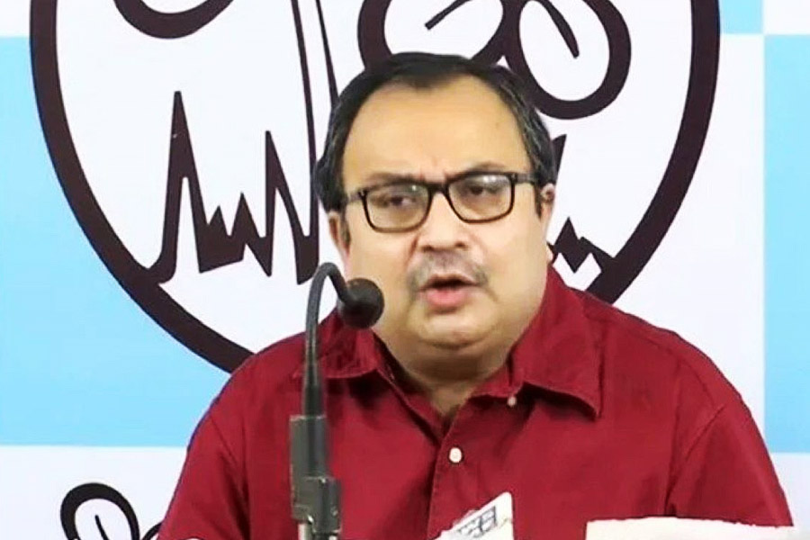 তৃণমূলের মুখপাত্র কুণাল ঘোষ আবার বিজেপির অভিযানের সাফল্য নিয়ে প্রশ্ন তুলেছেন। অভিযানে যথেষ্ট লোক হয়নি বলেও মন্তব্য করেছে। সোমবারও তিনি জানিয়েছিলেন, বিজেপি ‘নাটক’ করছে। লোকজনের সাড়া পাচ্ছে না বলে এ সব করেছে। পুলিশের বিরুদ্ধে বিজেপি কর্মীদের বাধা দেওয়ার অভিযোগ উড়িয়ে দিয়েছেন। 