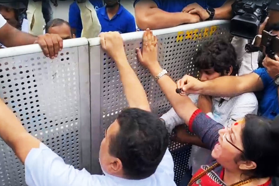 মঙ্গলবার দুপুর সাড়ে ১২টা নাগাদ পিটিএসের সামনে আটকে দেওয়া হয় বিজেপি বিধায়ক শুভেন্দু অধিকারী, সংসদ লকেট চট্টোপাধ্যায়কে। সেখানে পুলিশের সঙ্গে বিবাদে জড়ান শুভেন্দু। মঙ্গলবার তাঁকে আটকানোর সময় কলকাতা পুলিশের শীর্ষ আধিকারিকরা যেভাবে ‘লেডি পুলিশ’ ব্যবহার করেছেন, তাতে ক্ষুব্ধ হন বিরোধী দলনেতা। লালবাজারে পুলিশি হেফাজত থেকেই হুগলির সাংসদ লকেট চট্টোপাধ্যায়ের ফেসবুক প্রোফাইল থেকে লাইভ করেন তিনি। সেখানে শুভেন্দু কলকাতা পুলিশের মহিলা বাহিনীকে ‘গুন্ডি’ বলে আখ্যা দেন। অভিযোগ করেন, মহিলা পুলিশকর্মীরা তাঁর গায়ে হাত দিচ্ছেন। শুভেন্দুর কথায়, ‘‘এখানে সব লেডি পুলিশকর্মী। তাঁরা আমার গায়েও হাত দিচ্ছেন। এটা তাঁরা করতে পারেন না। আপনাদের বিরুদ্ধে আমি আদালতে যাব।’’