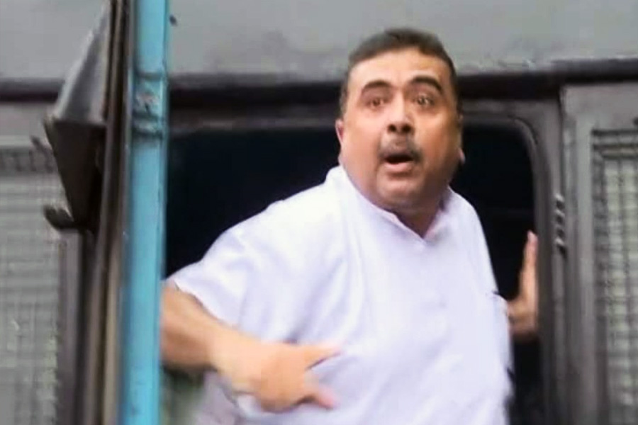 মিছিলে যোগ দেওয়ার আগেই আটক হন শুভেন্দু। সেই নিয়ে কটাক্ষ করে কুণাল বলেন, ‘‘অভিযানের শুরুতেই গাড়িতে উঠে গেলেন? যাঁর এত কথা, বিরোধী দলনেতা নাকি যুদ্ধ ঘোষণা করেছেন। পুলিশ ঘিরেছে, বাধা দেবেন না? দিলীপ ঘোষ বলেছিলেন বাধা দিলে রাস্তায় বসতে হবে। শুভেন্দু তো নিজেই গিয়ে পুলিশের গাড়িতে উঠে বসলেন। একটা আস্ত আলুভাতে।’’