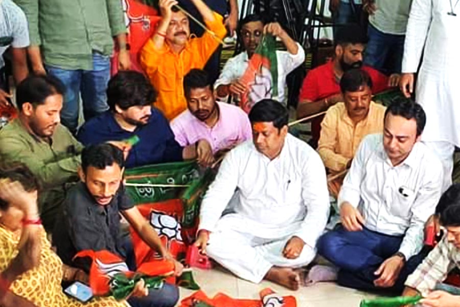 হাওড়ায় পুলিশি আটকের মুখে পড়ে রাস্তায় বসে পড়েন বিজেপির রাজ্য সভাপতি সুকান্ত মজুমদার। বলেন, ‘‘গুলি খেতে তৈরি।’’