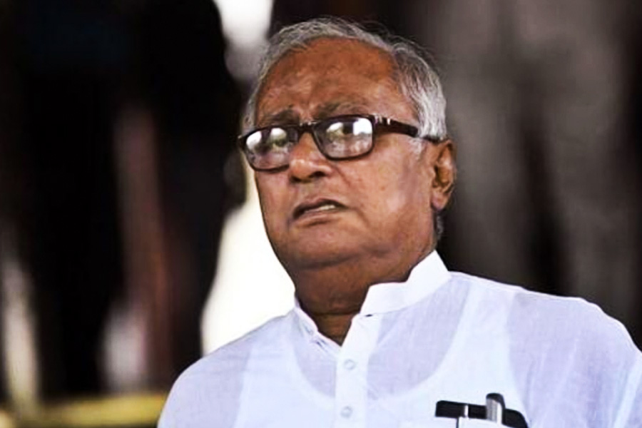 সৌগত রায় বলেন, ‘‘বিজেপি জমাতে পারেনি। লোক যথেষ্ট ছিল না। বড় হিংসার ঘটনা চাইছিল বিজেপি। কিন্তু পুলিশ জলকামান দিয়েই পরিস্থিতি আয়ত্তে এনেছে। শুভেন্দু তো পুলিশের গাড়িতে গিয়ে বসে পড়ল। আর সুকান্ত রাস্তায় বসেই রইল।’’