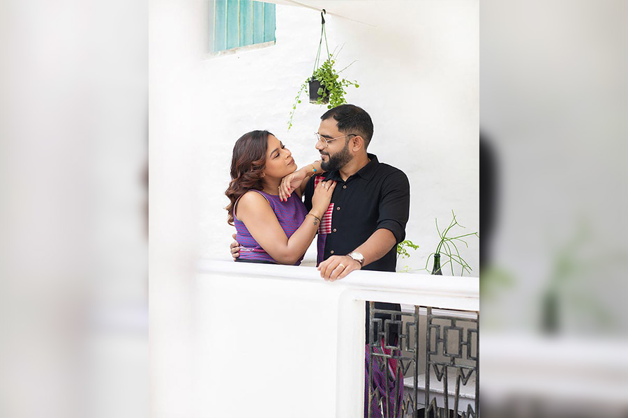 বাড়ির নীচেই দুর্গাপুজোর প্যান্ডেল। ভোর চারটে থেকে রাত বারোটা পর্য়ন্ত ঢাকের আওয়াজ, মাইকের গান শুনতে হয়।