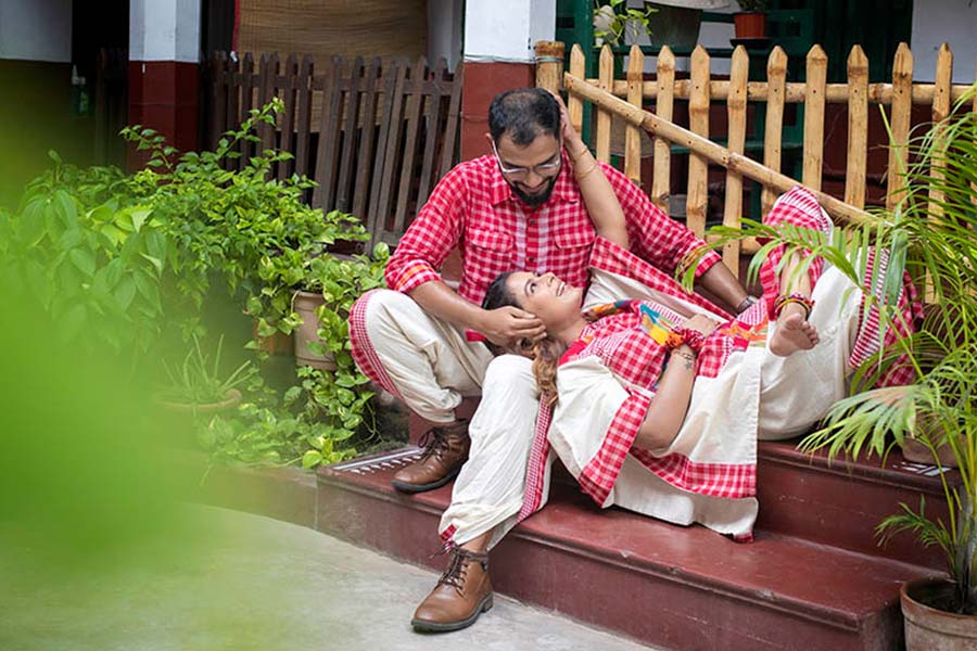 সনাতনী গামছা পোশাক ইমনের খুব পছন্দ। সেই খোঁজেই কলকাতা থেকে চন্দননগরে আসা। নীলাঞ্জনও গামছার ধুতি-পঞ্জাবি পরুক, এমনটাই চায় ইমন। দু’জনেই বেছে নিয়েছে চার ধরনের পোশাক।