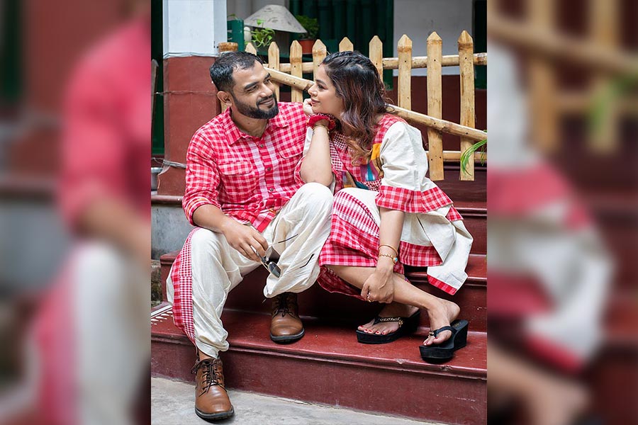 বেগুনী রংয়ের ক্রপ টপ ও সঙ্গে গামছার ফ্রিল দেওয়া কালো র‌্যাপ  স্কার্টে ইমন, নীলাঞ্জন পরেছে গামছা প্যাচের কালো শার্ট ও প্লিটেড কালো ধুতি।