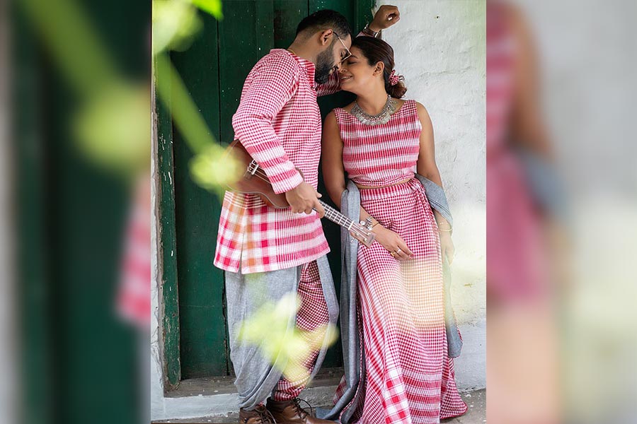 লম্বা বারান্দার এক কোণে বা একসঙ্গে হেঁটে যাওয়া, সঙ্গে টুকরো কথা, পরস্পরের আরও কাছে আসা, একটু ছুঁয়ে দেখা। 