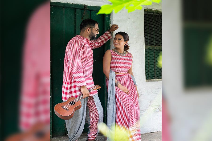 পুজোর শপিংও তাই কলকাতা থেকে দূরে, চন্দননগরে। ‘১৪৫ ইস্ট’-এ। সারাদিন কেনাকাটা সঙ্গে, একান্তে সময়যাপন।